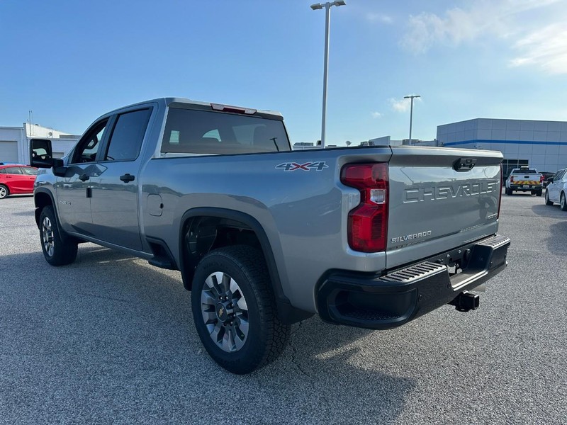 Chevrolet Silverado 2500HD Vehicle Full-screen Gallery Image 3