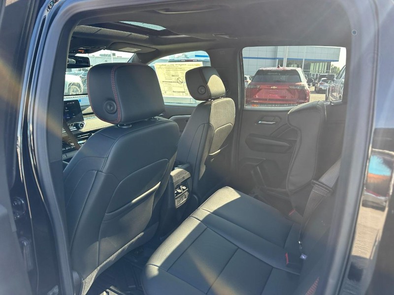 Chevrolet Colorado Vehicle Full-screen Gallery Image 4