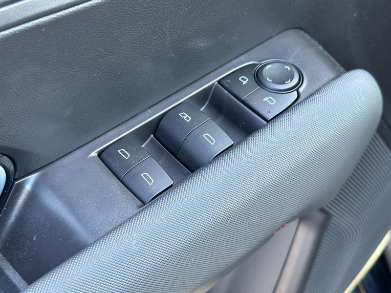 Chevrolet Colorado Vehicle Full-screen Gallery Image 10