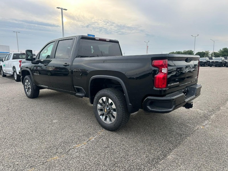 Chevrolet Silverado 2500HD Vehicle Full-screen Gallery Image 3