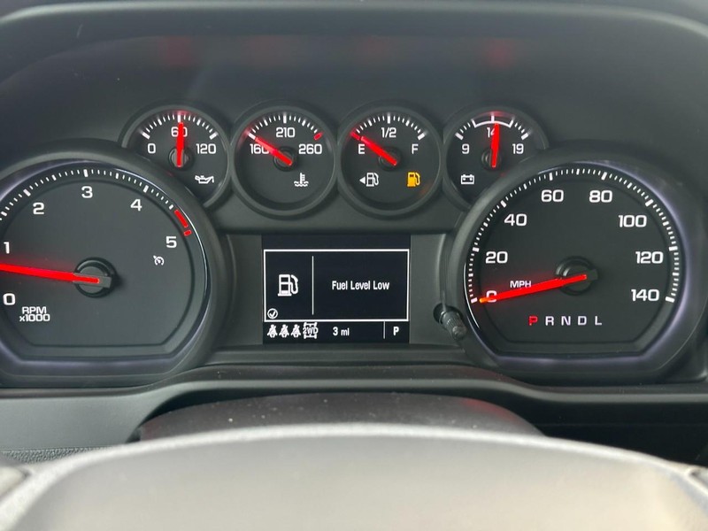 Chevrolet Silverado 2500HD Vehicle Full-screen Gallery Image 12