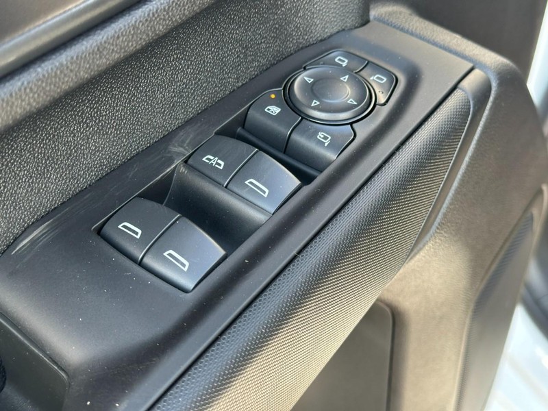 Chevrolet Silverado 2500HD Vehicle Full-screen Gallery Image 9