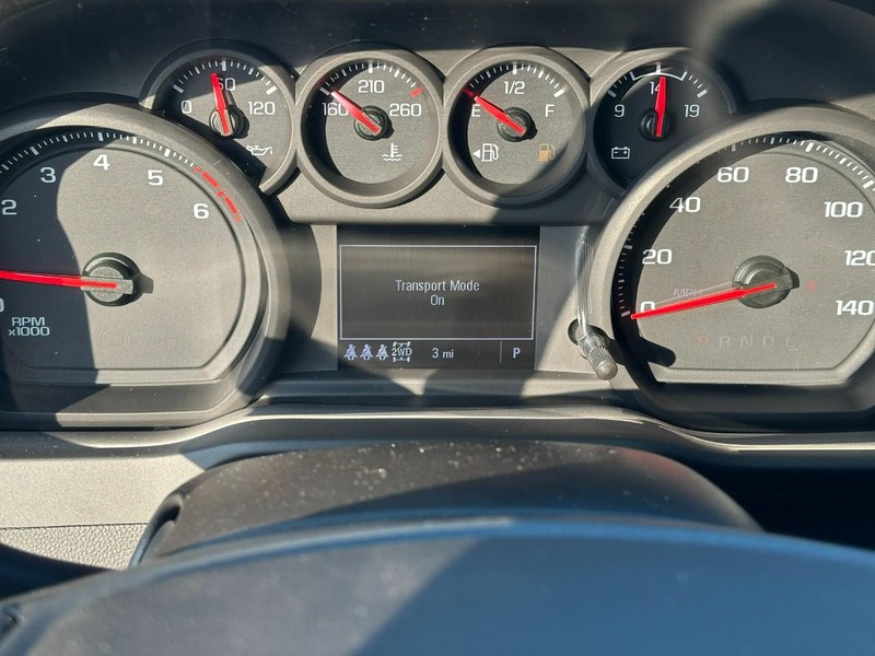 Chevrolet Silverado 2500HD Vehicle Full-screen Gallery Image 12