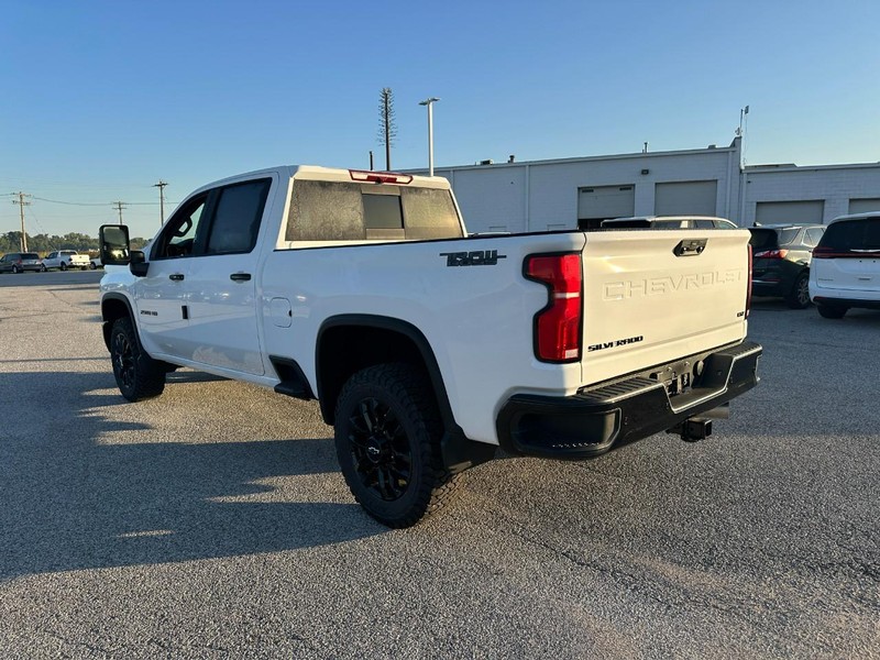 Chevrolet Silverado 2500HD Vehicle Full-screen Gallery Image 3
