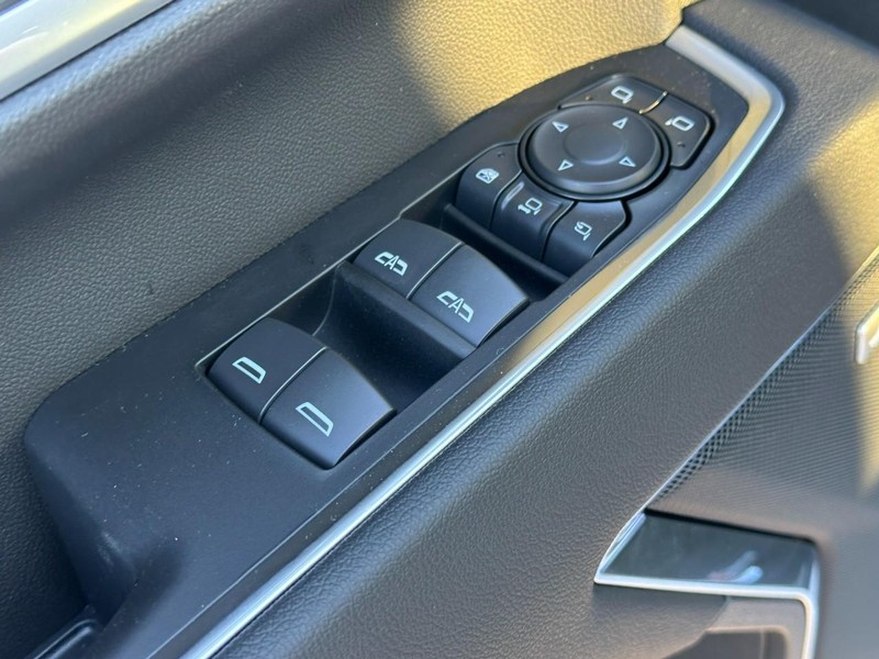 Chevrolet Silverado 2500HD Vehicle Full-screen Gallery Image 9