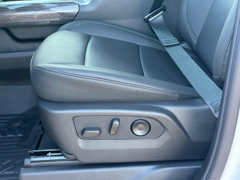 Chevrolet Silverado 2500HD Vehicle Full-screen Gallery Image 11