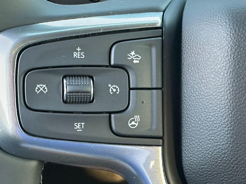 Chevrolet Silverado 2500HD Vehicle Full-screen Gallery Image 12