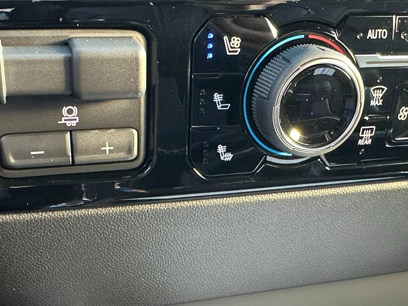 Chevrolet Silverado 2500HD Vehicle Full-screen Gallery Image 15