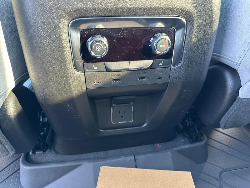 Chevrolet Tahoe Vehicle Full-screen Gallery Image 7