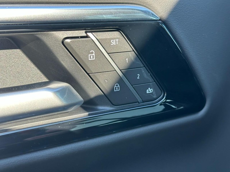 Chevrolet Tahoe Vehicle Full-screen Gallery Image 16