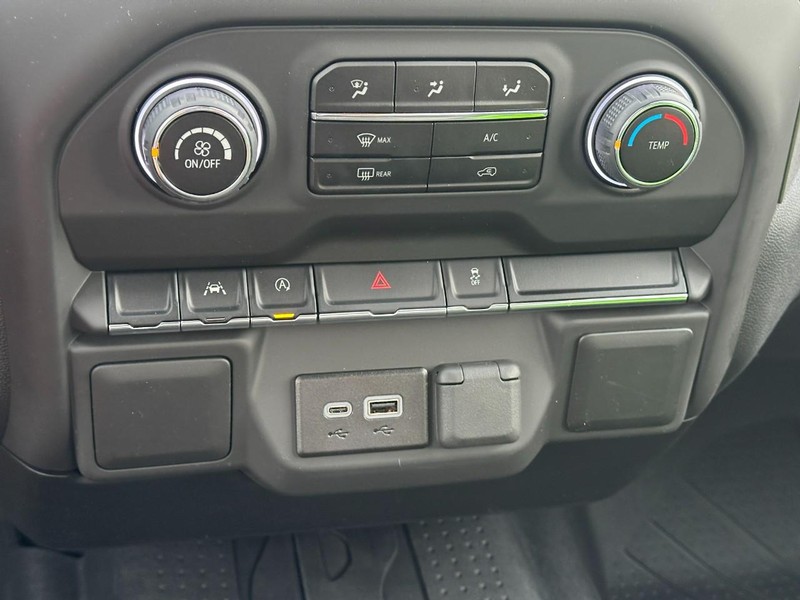 Chevrolet Silverado 1500 Vehicle Full-screen Gallery Image 11