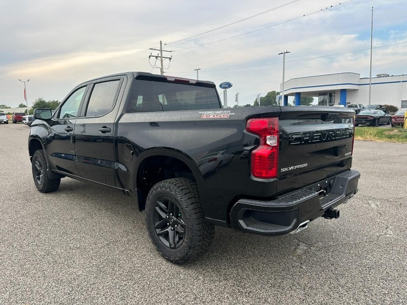 Chevrolet Silverado 1500 Vehicle Full-screen Gallery Image 3