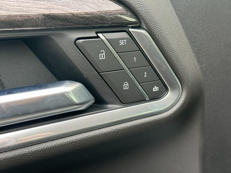 Chevrolet Silverado 2500HD Vehicle Full-screen Gallery Image 9