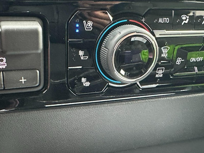 Chevrolet Silverado 2500HD Vehicle Full-screen Gallery Image 14