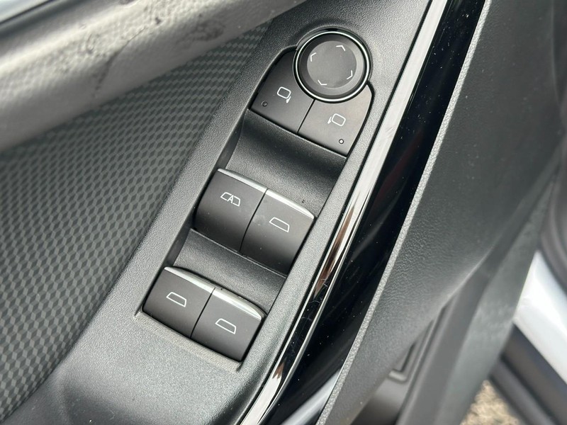 Chevrolet Equinox Vehicle Full-screen Gallery Image 9