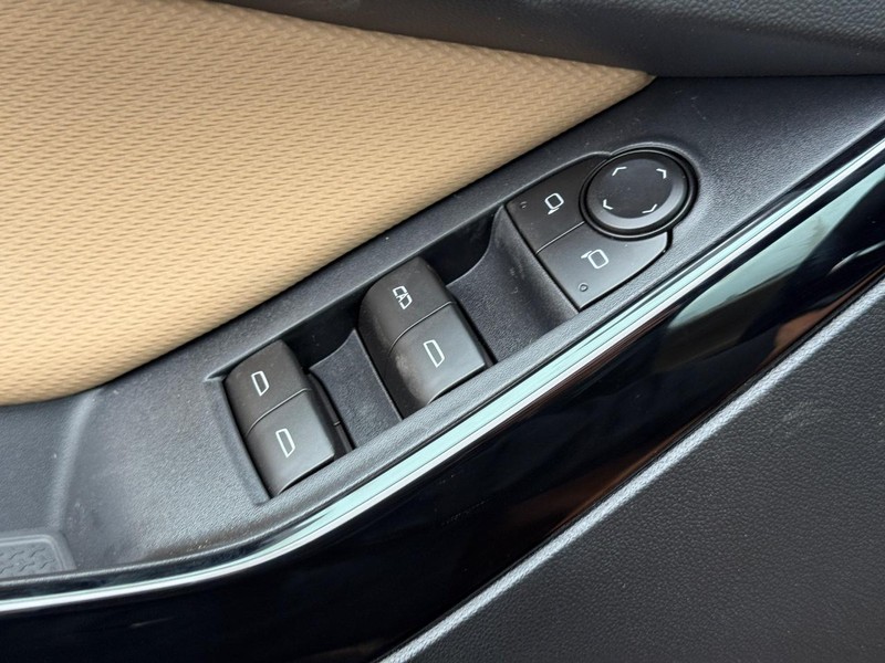 Chevrolet Equinox Vehicle Full-screen Gallery Image 16