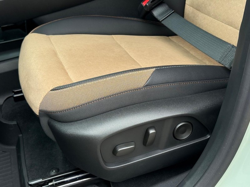 Chevrolet Equinox Vehicle Full-screen Gallery Image 17