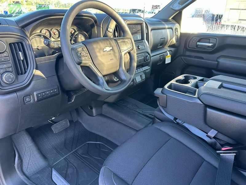 Chevrolet Silverado 2500HD Vehicle Full-screen Gallery Image 5