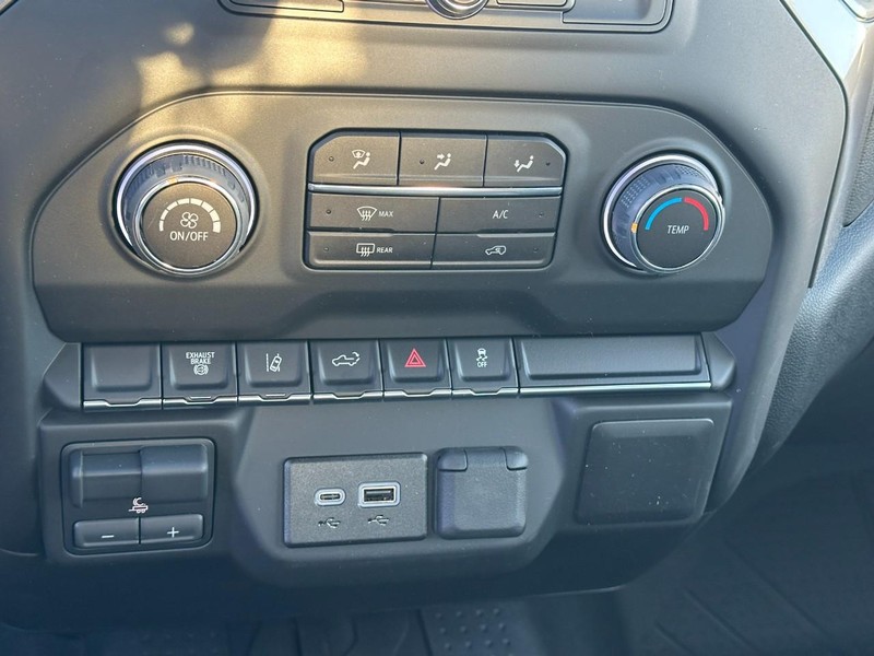 Chevrolet Silverado 2500HD Vehicle Full-screen Gallery Image 11