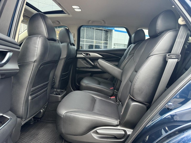 Mazda CX-9 Vehicle Full-screen Gallery Image 11