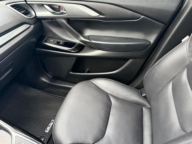 Mazda CX-9 Vehicle Full-screen Gallery Image 21
