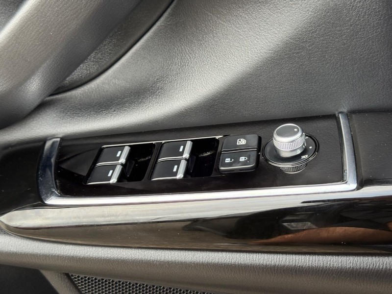 Mazda CX-9 Vehicle Full-screen Gallery Image 24