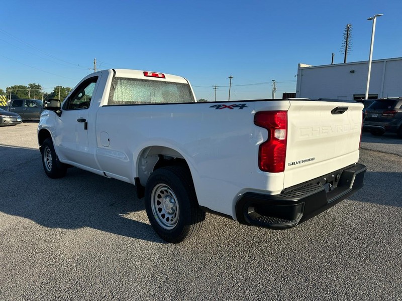 Chevrolet Silverado 1500 Vehicle Full-screen Gallery Image 3