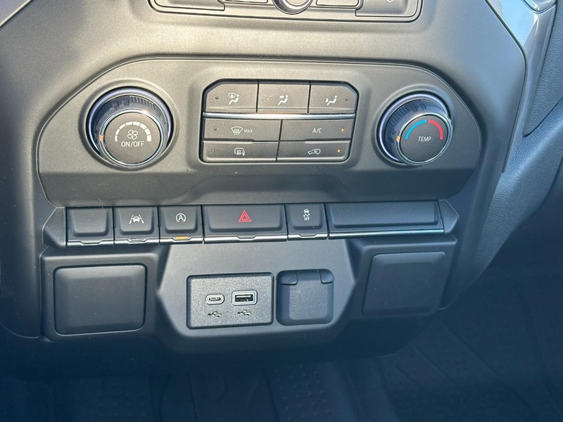 Chevrolet Silverado 1500 Vehicle Full-screen Gallery Image 11