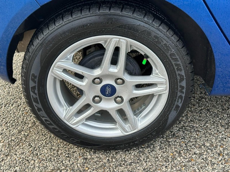 Ford Fiesta Vehicle Full-screen Gallery Image 7