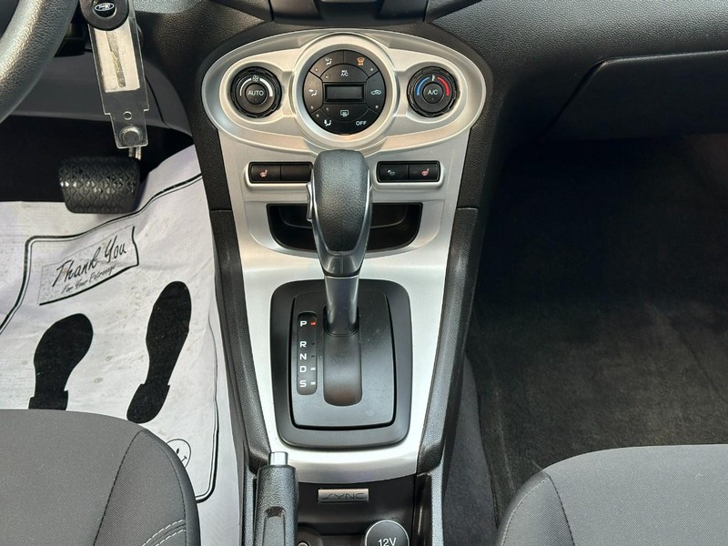 Ford Fiesta Vehicle Full-screen Gallery Image 14
