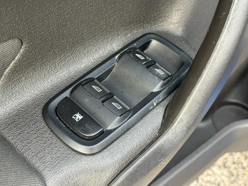 Ford Fiesta Vehicle Full-screen Gallery Image 16