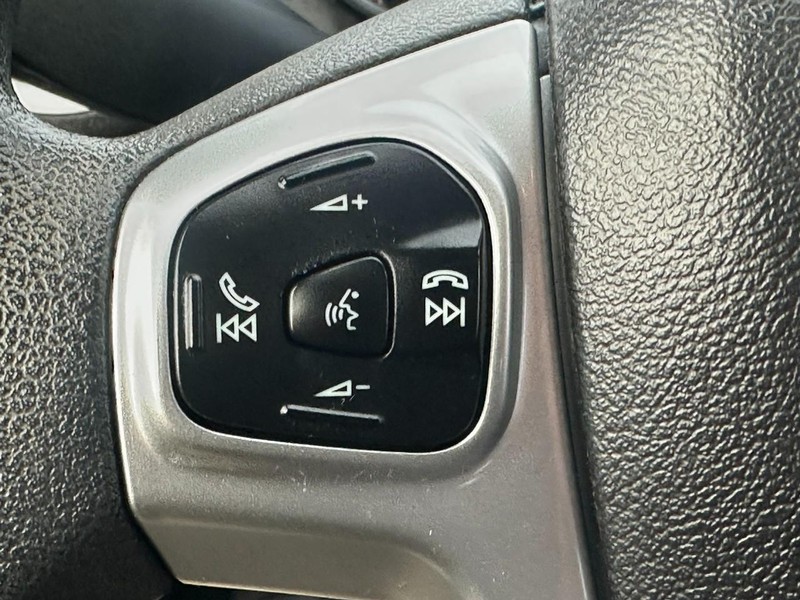 Ford Fiesta Vehicle Full-screen Gallery Image 18