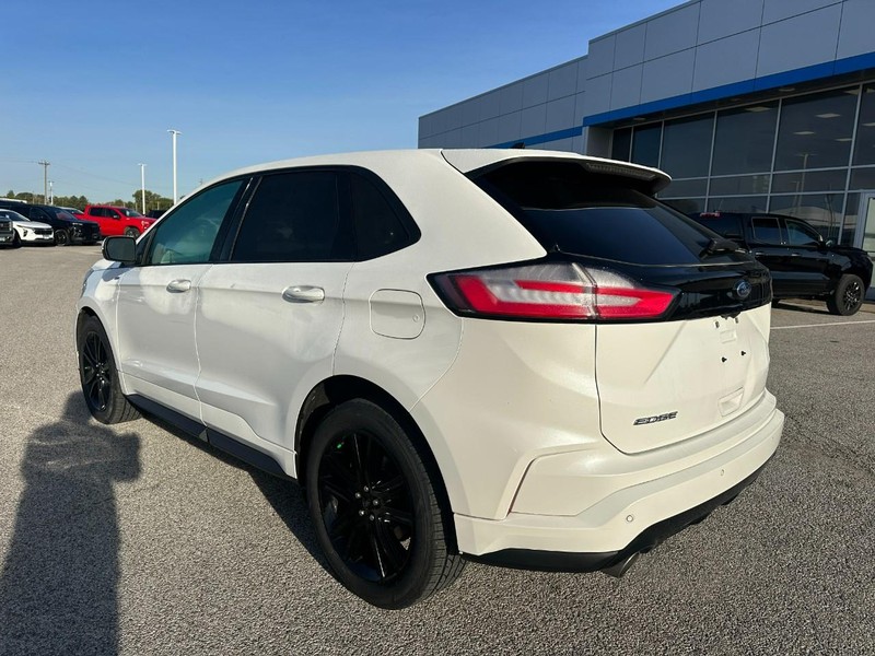 Ford Edge Vehicle Full-screen Gallery Image 3