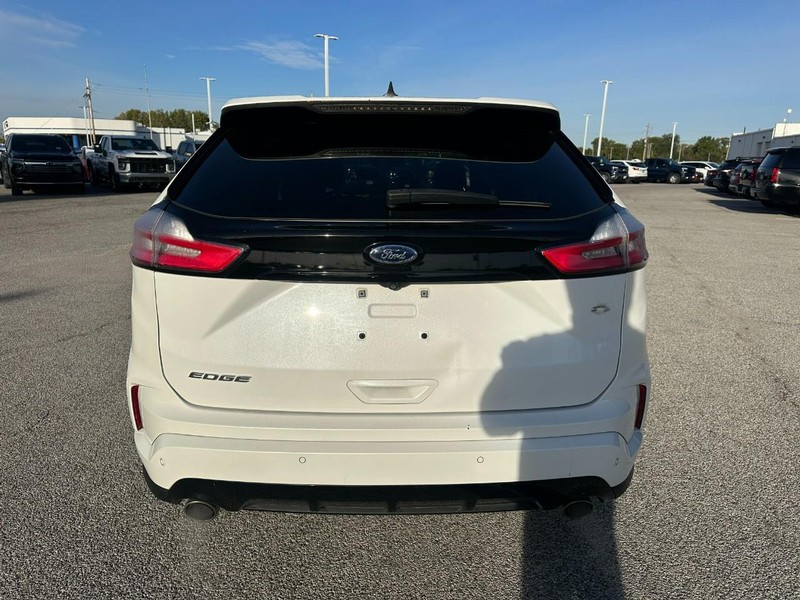 Ford Edge Vehicle Full-screen Gallery Image 4