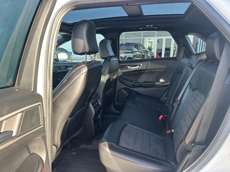 Ford Edge Vehicle Full-screen Gallery Image 10