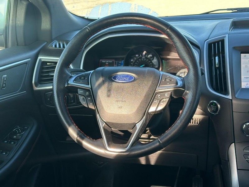Ford Edge Vehicle Full-screen Gallery Image 13