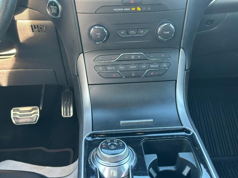 Ford Edge Vehicle Full-screen Gallery Image 15