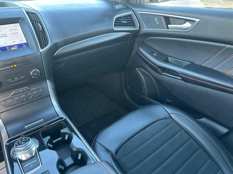 Ford Edge Vehicle Full-screen Gallery Image 16