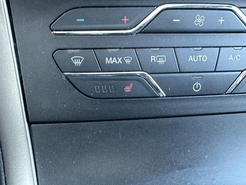 Ford Edge Vehicle Full-screen Gallery Image 23