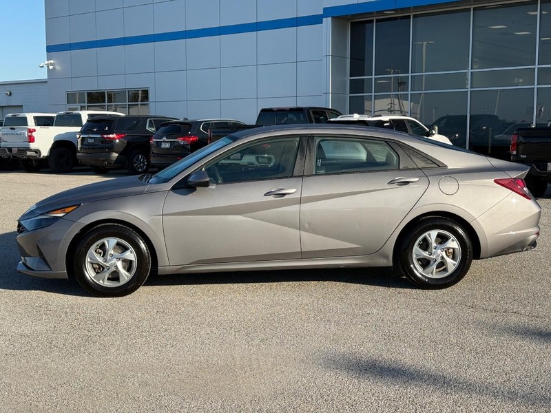 Hyundai Elantra Vehicle Full-screen Gallery Image 2