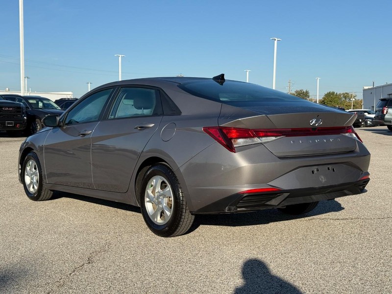 Hyundai Elantra Vehicle Full-screen Gallery Image 3