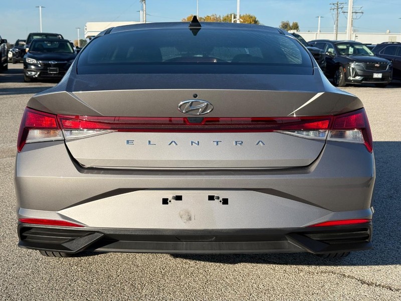 Hyundai Elantra Vehicle Full-screen Gallery Image 4