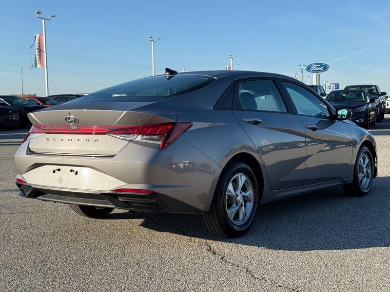 Hyundai Elantra Vehicle Full-screen Gallery Image 5