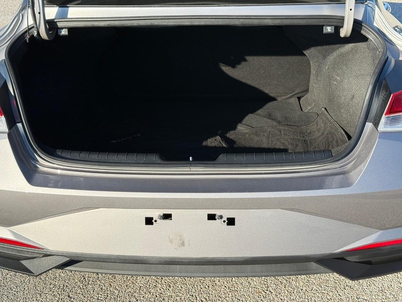 Hyundai Elantra Vehicle Full-screen Gallery Image 6