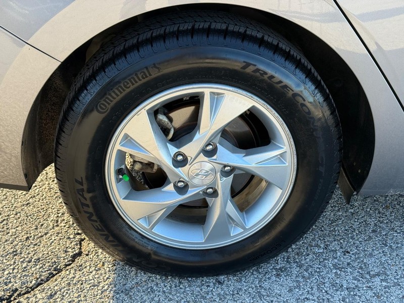 Hyundai Elantra Vehicle Full-screen Gallery Image 7