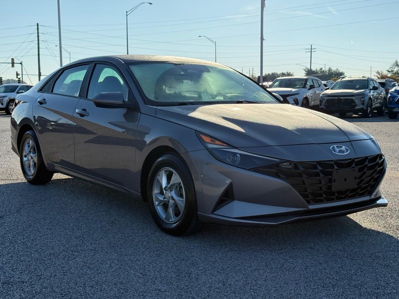 Hyundai Elantra Vehicle Full-screen Gallery Image 8