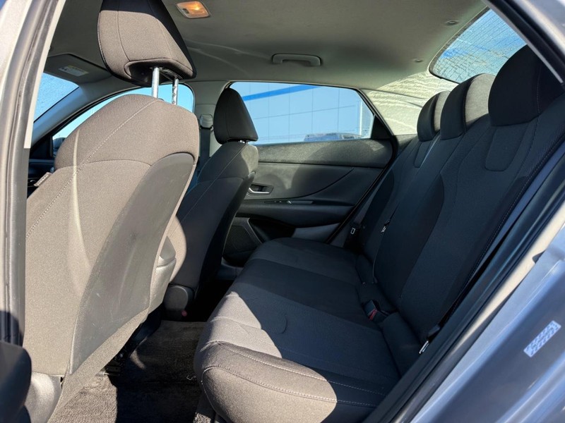 Hyundai Elantra Vehicle Full-screen Gallery Image 10