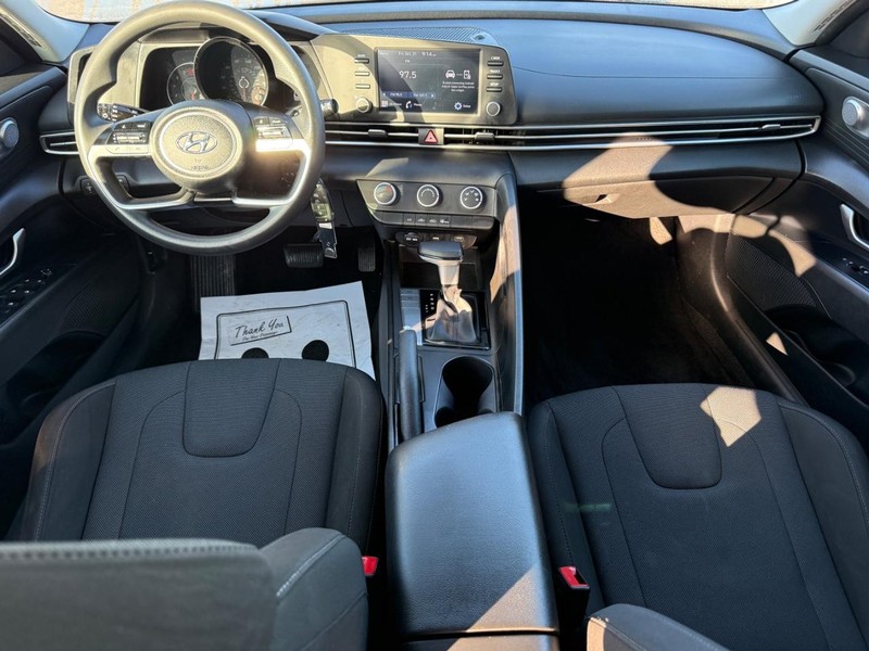 Hyundai Elantra Vehicle Full-screen Gallery Image 11