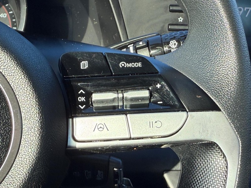 Hyundai Elantra Vehicle Full-screen Gallery Image 14