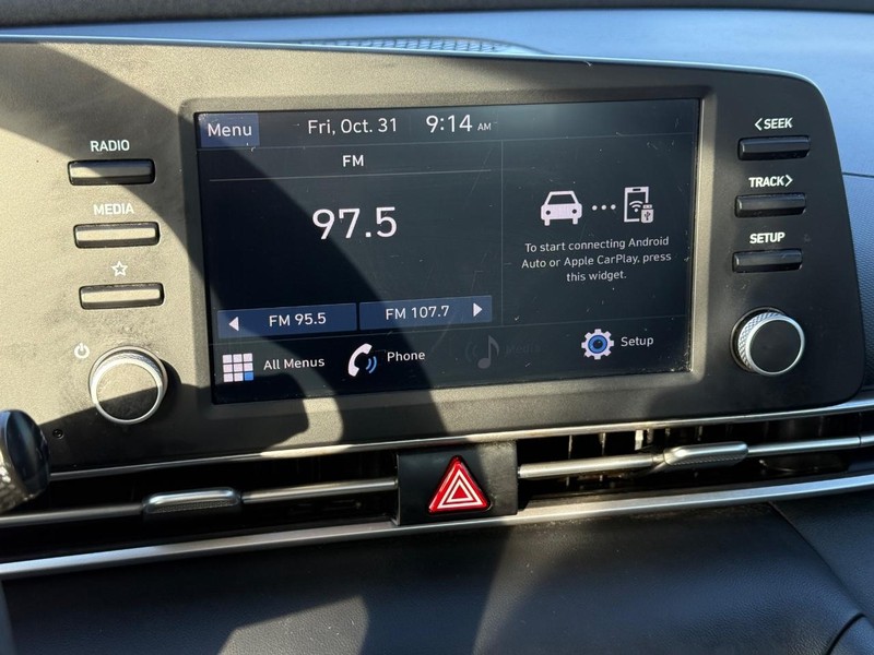 Hyundai Elantra Vehicle Full-screen Gallery Image 15